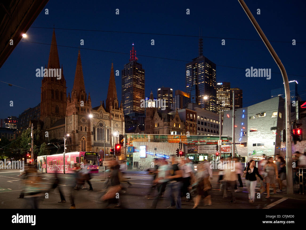 La Catedral de San Pablo y la Plaza de la Federación en la noche, Melbourne, Victoria, Australia, el Pacífico Foto de stock
