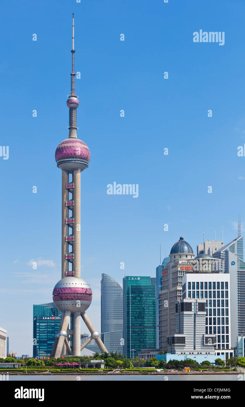 La torre Oriental Pearl TV y rascacielos de Pudong, Shanghai, China, Asia Foto de stock