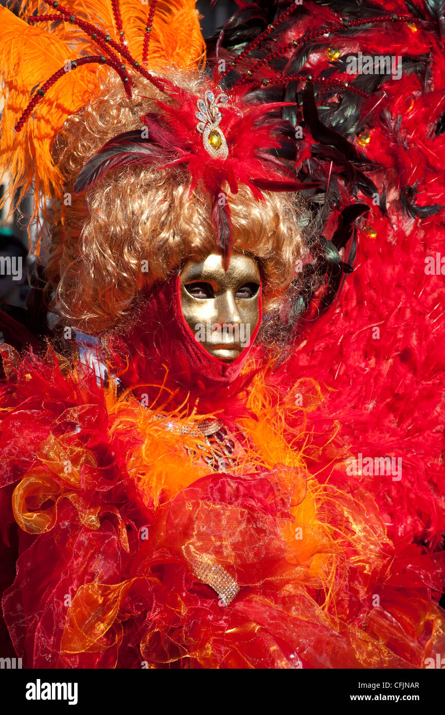 Mujer de Caperucita Roja disfraz gestos delante de la Iglesia de San  Zaccaria durante el Carnaval en Venecia Fotografía de stock - Alamy