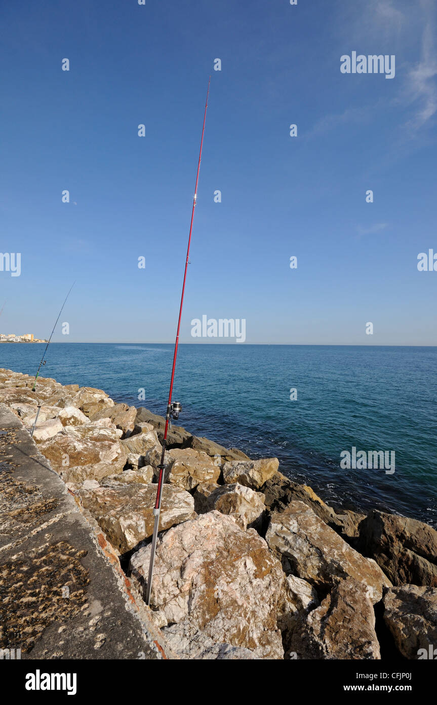 Caña de Pescar sentado en las rocas a lo largo del rompeolas, Puerto  Cabopino, Costa del Sol, Málaga, Andalucía, España, Europa Fotografía de  stock - Alamy