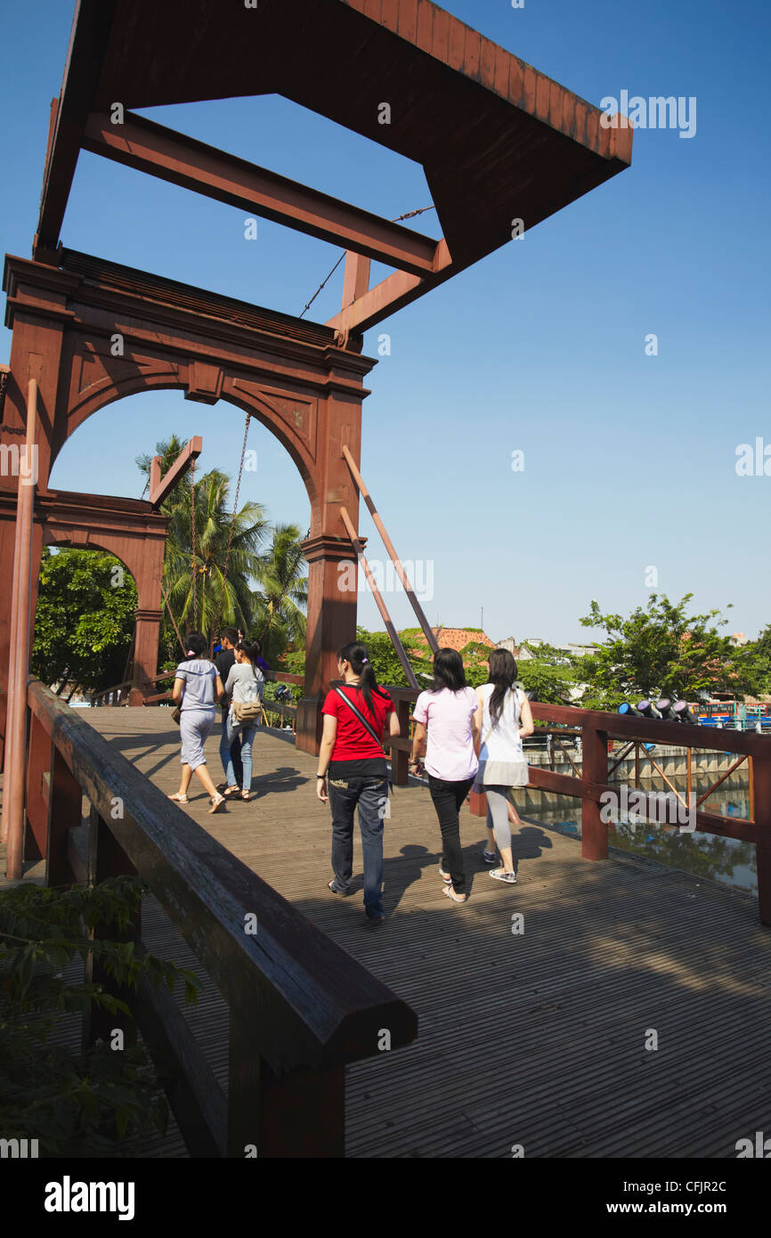 Puente levadizo holandés (Puente del mercado de pollo), Kota, Yakarta, Java, Indonesia, Sudeste Asiático, Asia Foto de stock