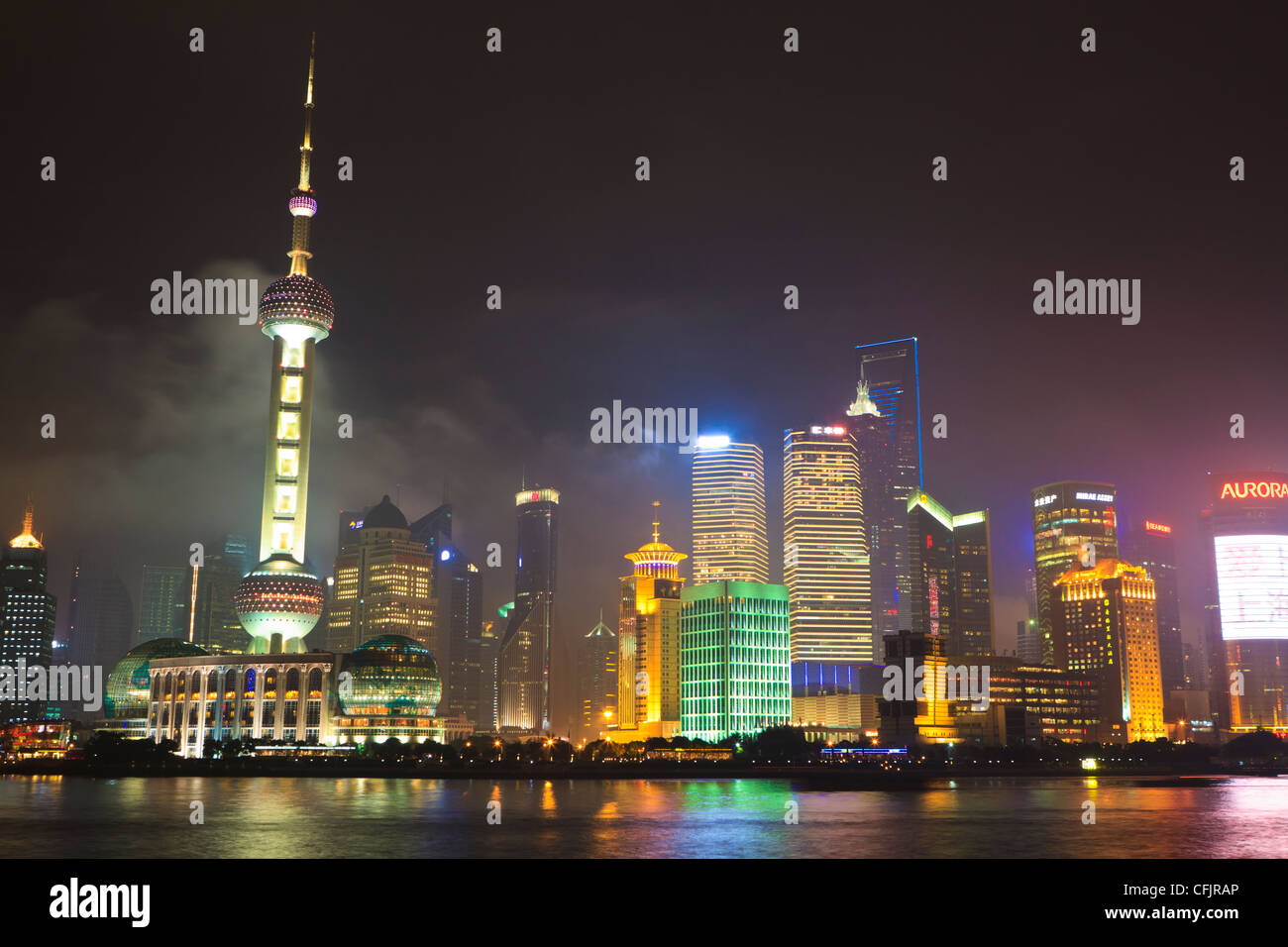 El horizonte de Pudong por la noche en el río Huangpu, la Oriental Pearl Tower sobre la izquierda, Shanghai, China, Asia Foto de stock