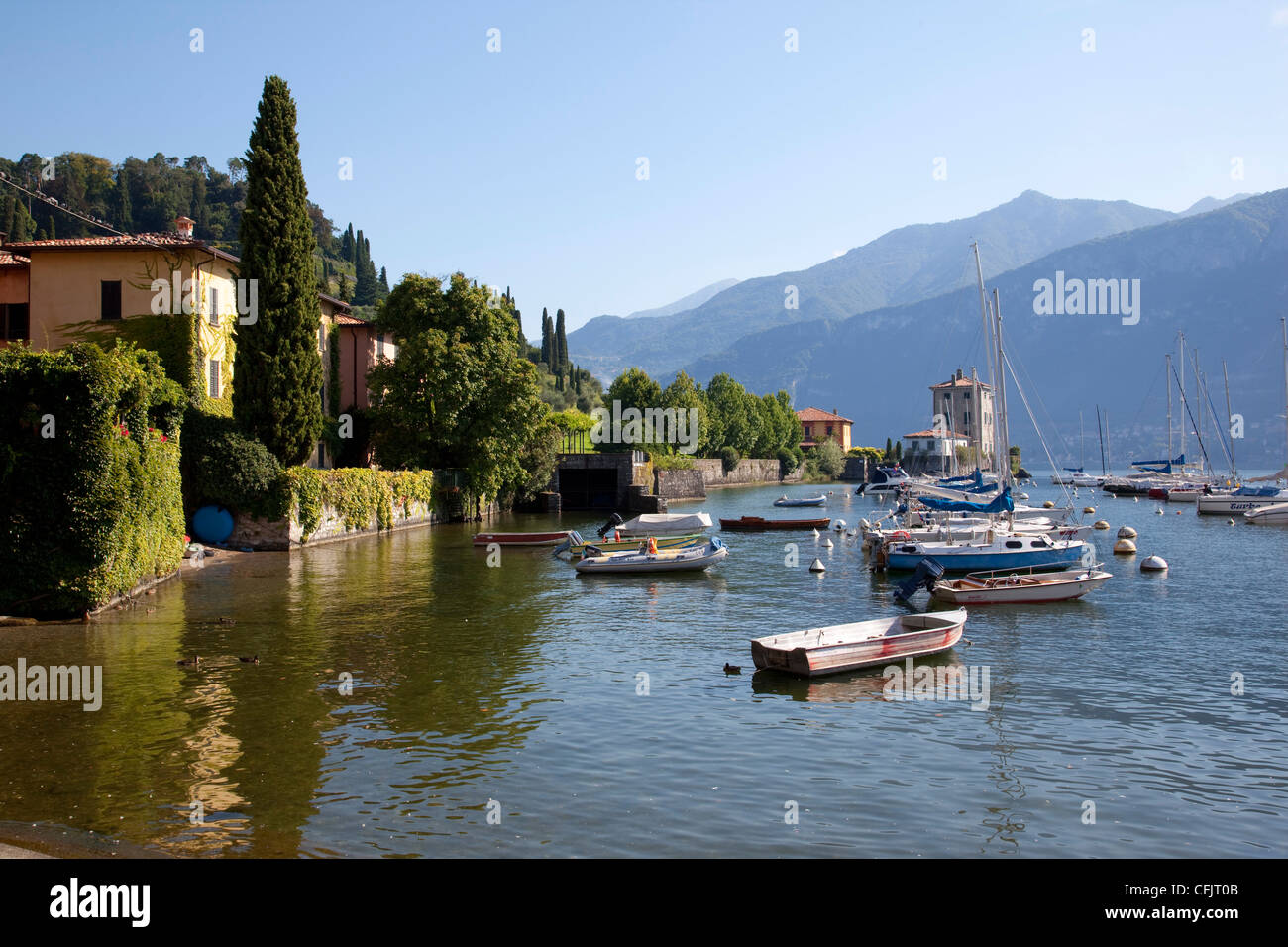 Puerto Boat y el Lago de Como, Bellagio, Lombardía, Lagos Italianos, Italia, Europa Foto de stock