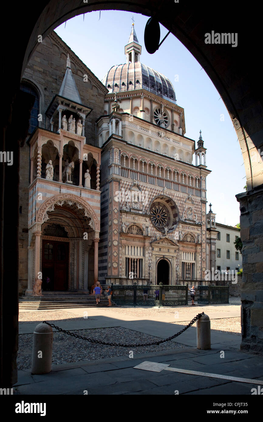 Capilla Colleoni a través de la arcada, la Piazza Vecchia, Bérgamo, Lombardía, Italia, Europa Foto de stock