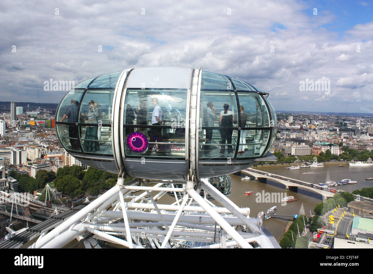 London Eye sobre el río Támesis en UK Foto de stock