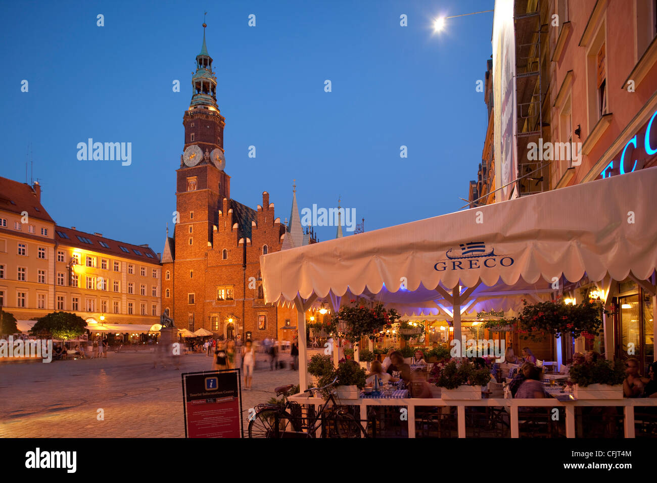 Al anochecer, el Ayuntamiento, la plaza del mercado (Rynek), Old Town, Wroclaw, Silesia, Polonia, Europa Foto de stock