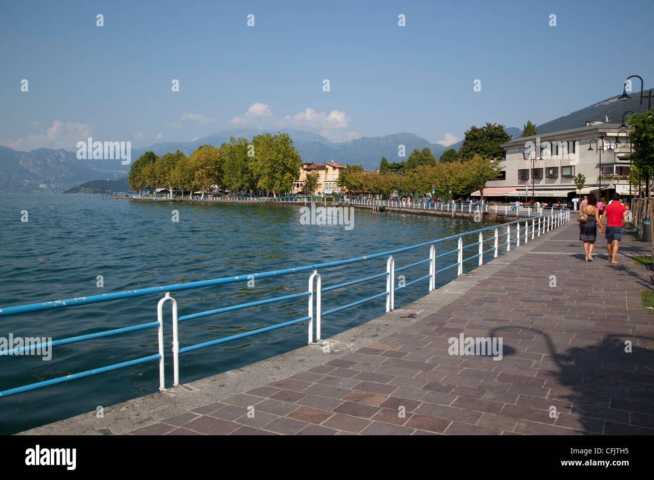 Promenade, Iseo, Lago Iseo, Lombardía, Lagos Italianos, Italia, Europa Foto de stock