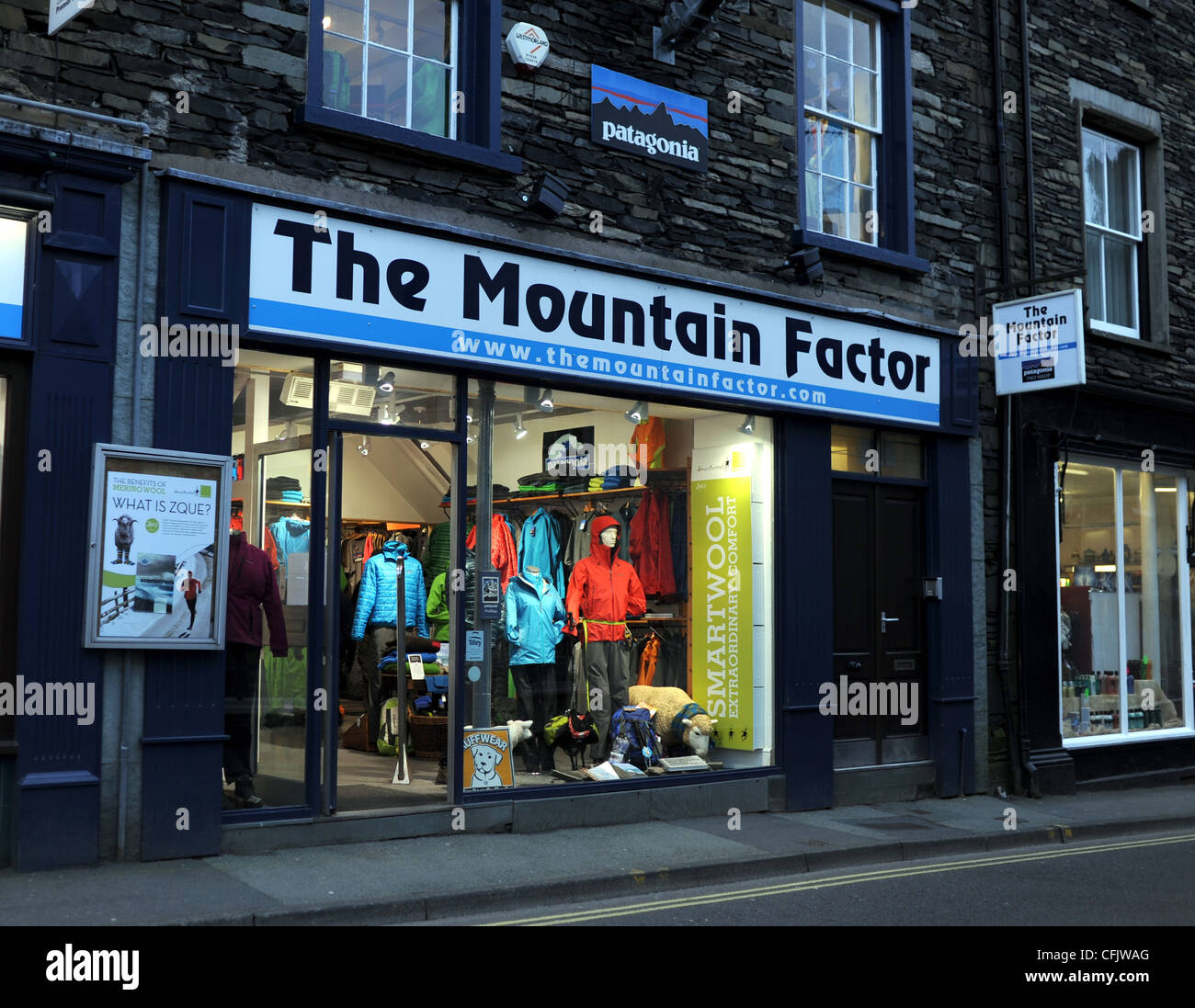 El factor de la montaña tienda de ropa de aventura al aire libre en Ambleside, en el distrito de Los Lagos de Cumbria Reino Unido Foto de stock