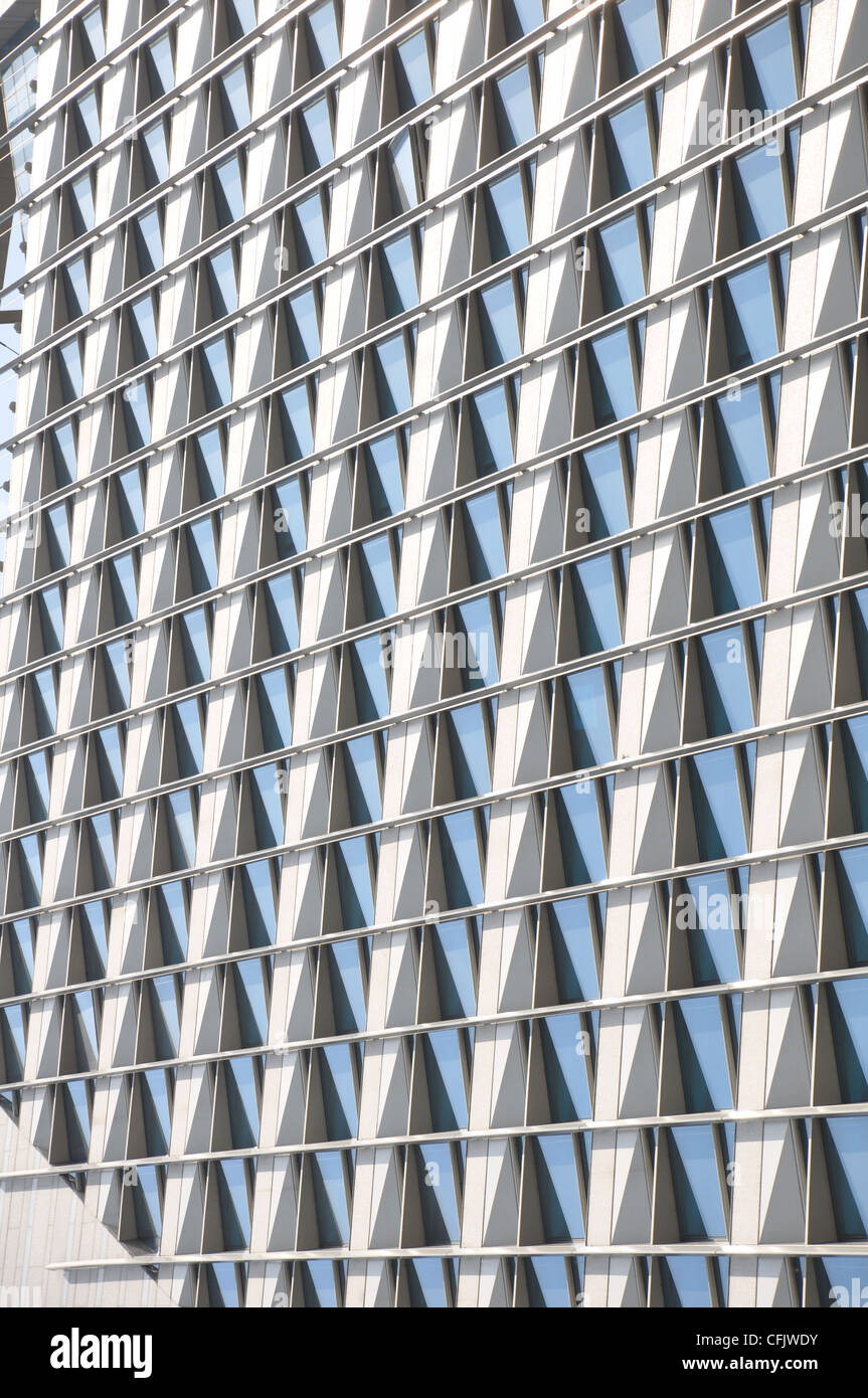 Interesante fachada de un edificio de oficinas en Seúl, Corea Foto de stock