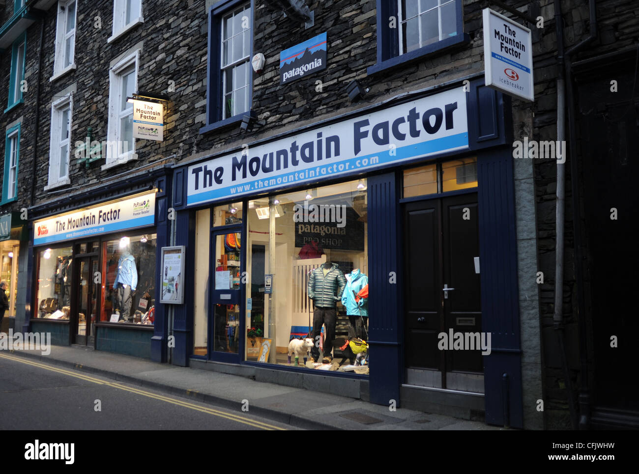 El factor de la montaña tienda de ropa de aventura al aire libre en Ambleside, en el distrito de Los Lagos de Cumbria Reino Unido Foto de stock