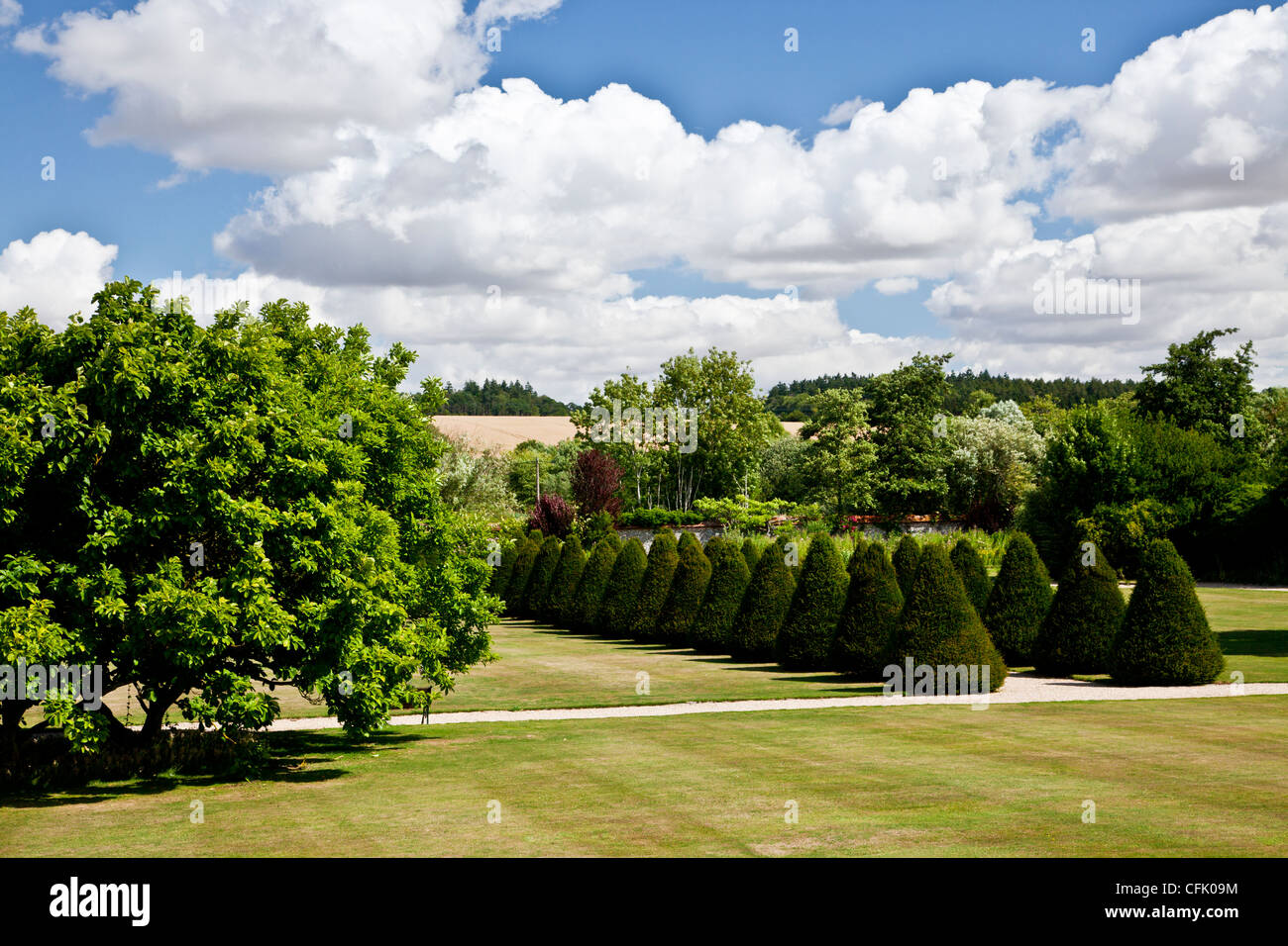 Ver todo el césped del jardín de la campiña inglesa de Littlecote Manor en Berkshire, Inglaterra, Reino Unido. Foto de stock