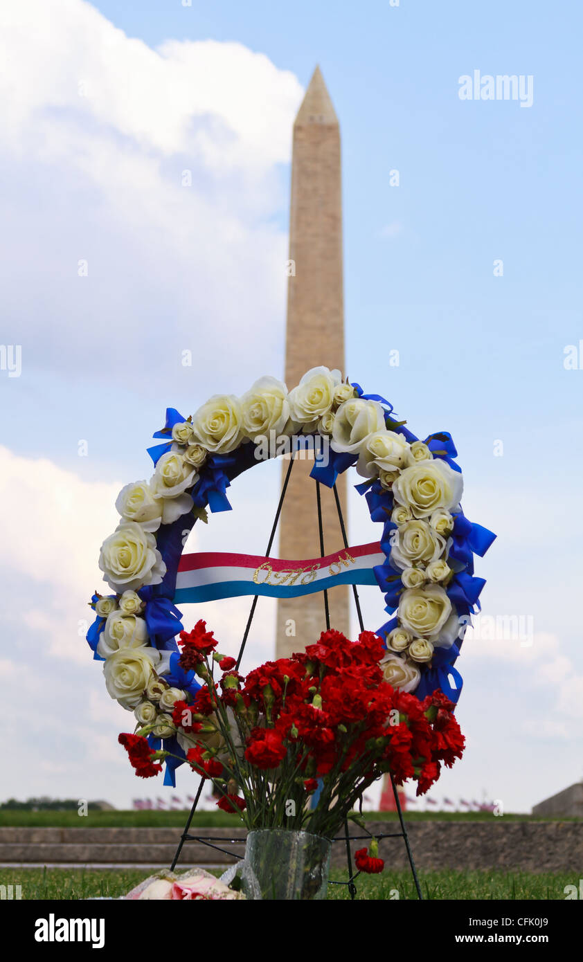 El Monumento a Washington con un sitio de entierro de los veteranos de la guerra en primer plano Foto de stock