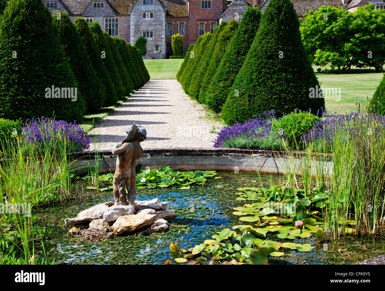 Estanque ornamental,estatua y topiary en el English country garden de Littlecote Manor en Berkshire, Inglaterra, Reino Unido. Foto de stock