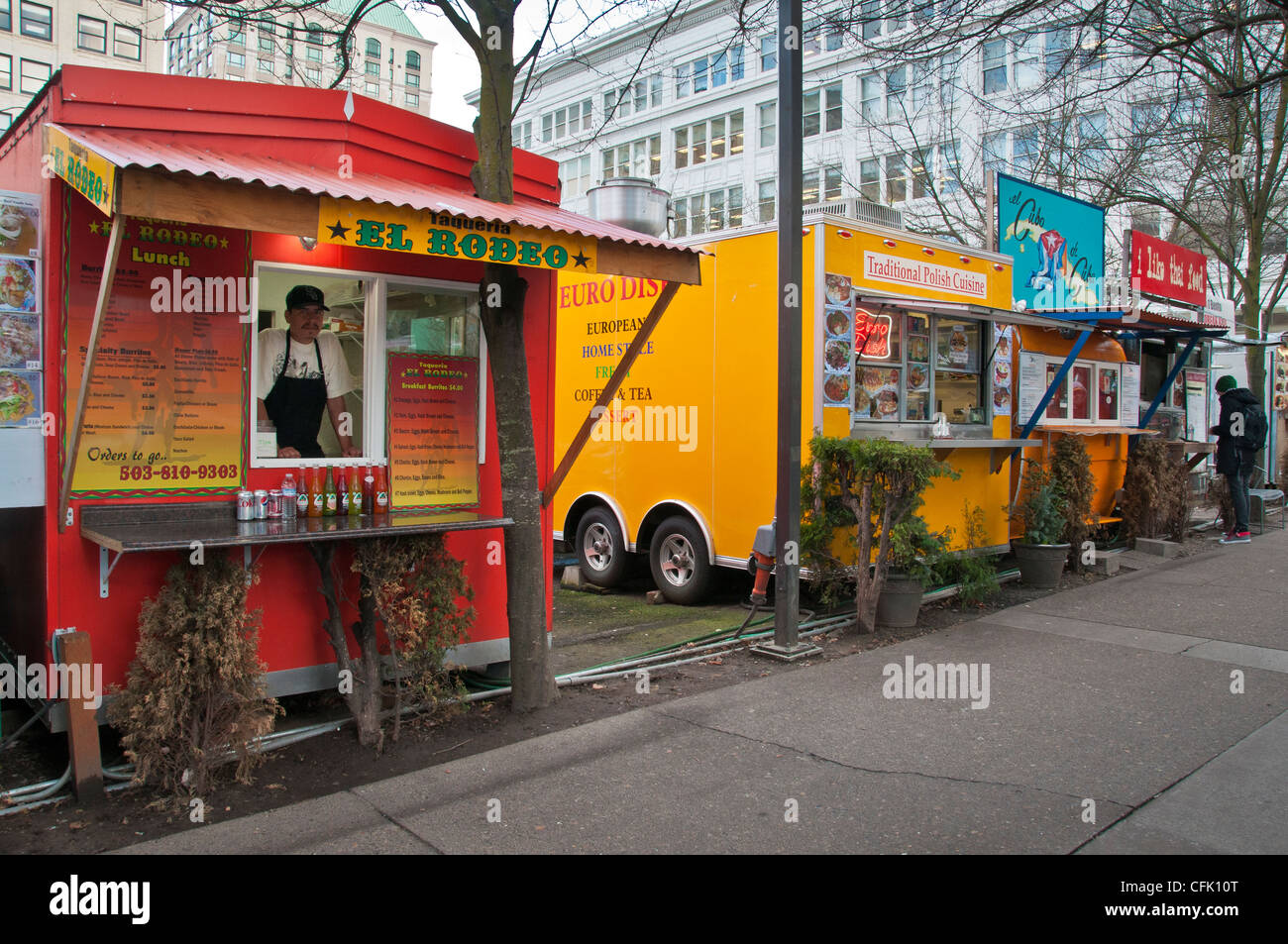 Carros de comida en el centro de Portland, Oregon, en la décima y Alder calles. Foto de stock