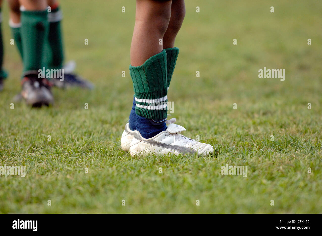 Niño con tacos de futbol y espinilleras Fotografía de stock - Alamy