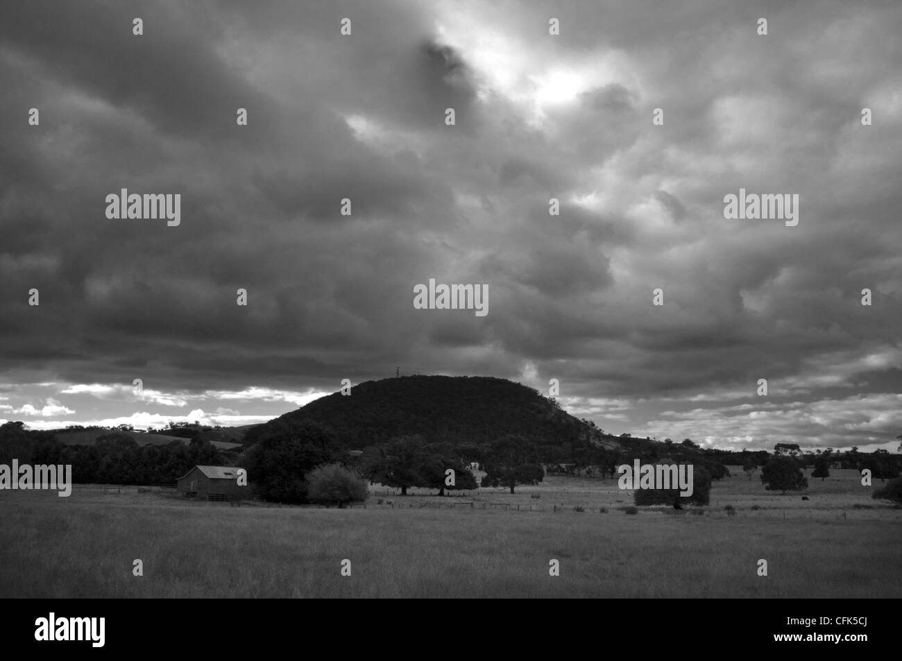 Farm Hill con una nube oscura Foto de stock