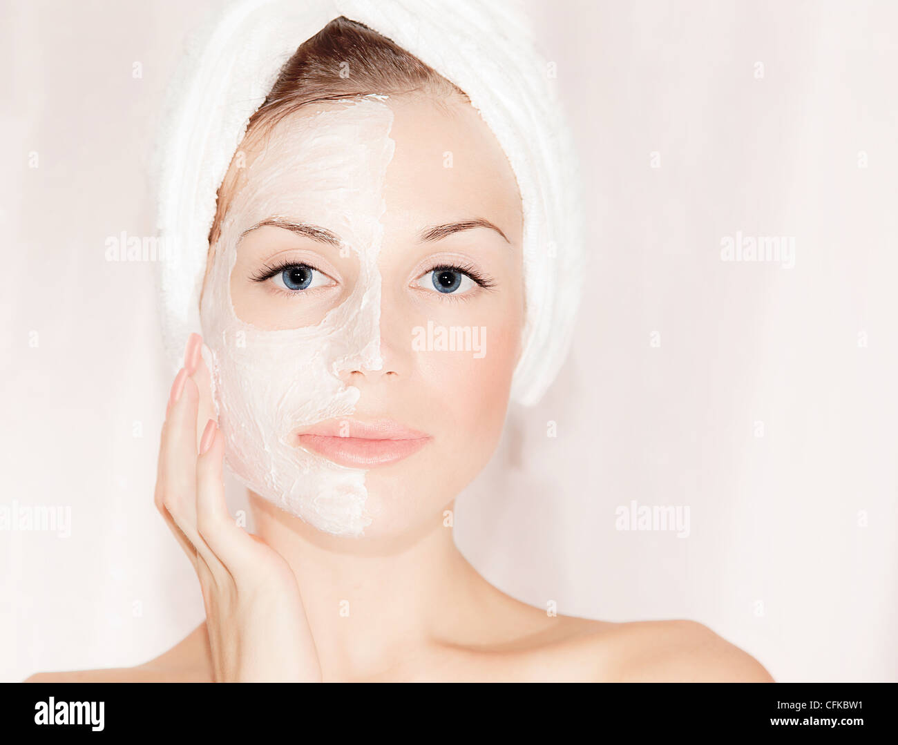 Máscara facial de cara hermosa, closeup retrato de mujer con una piel  perfecta, mujer teniendo cuidado de spa, tratamientos de belleza y salud  Fotografía de stock - Alamy