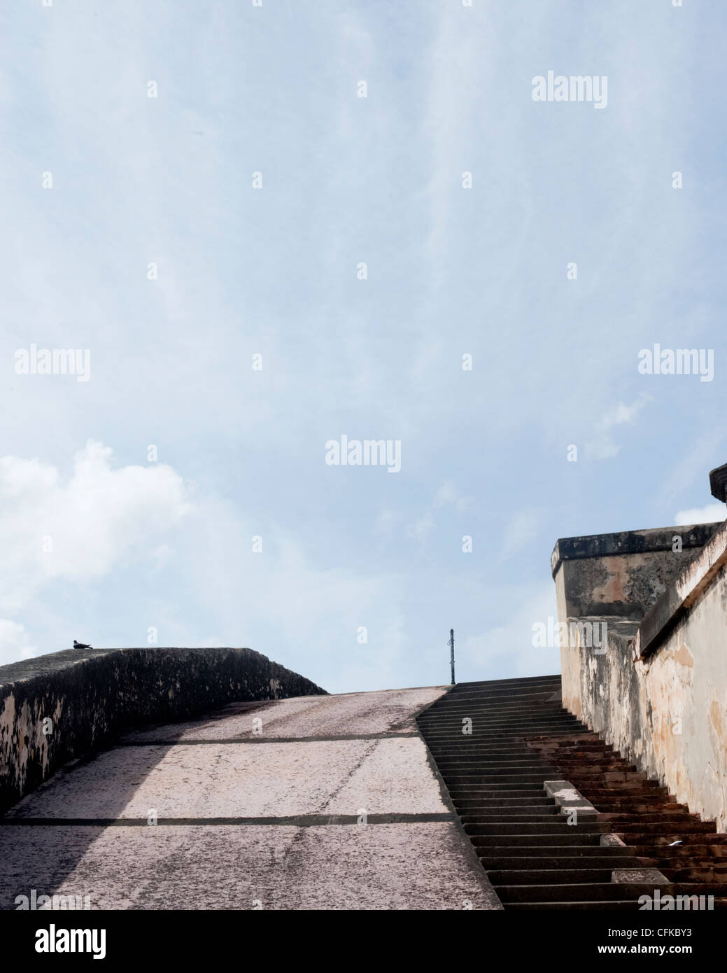 Un camino concreto conduce hasta el horizonte en el fuerte Castillo San Cristóbal en San Juan, Puerto Rico Foto de stock