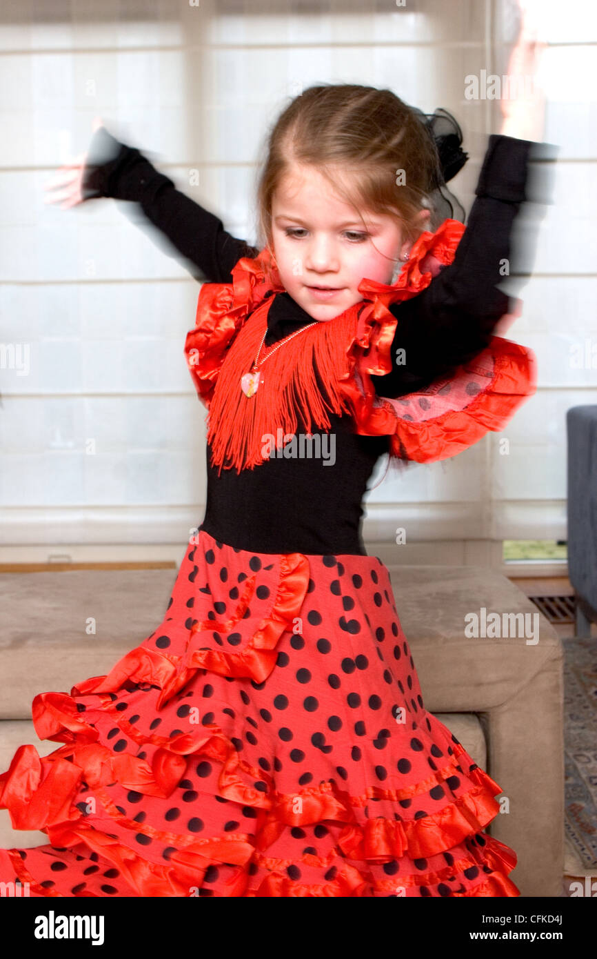 Hermosa niña bailando en traje de flamenca rojo Fotografía de stock - Alamy