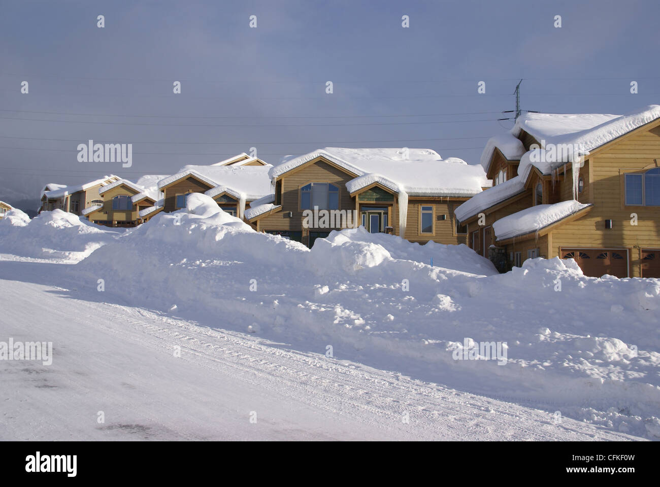 Casas modernas casas condominios edificios adosados de invierno Colorado Rockies brown Snow White Blue Ice icicle weather techo de vivienda Foto de stock