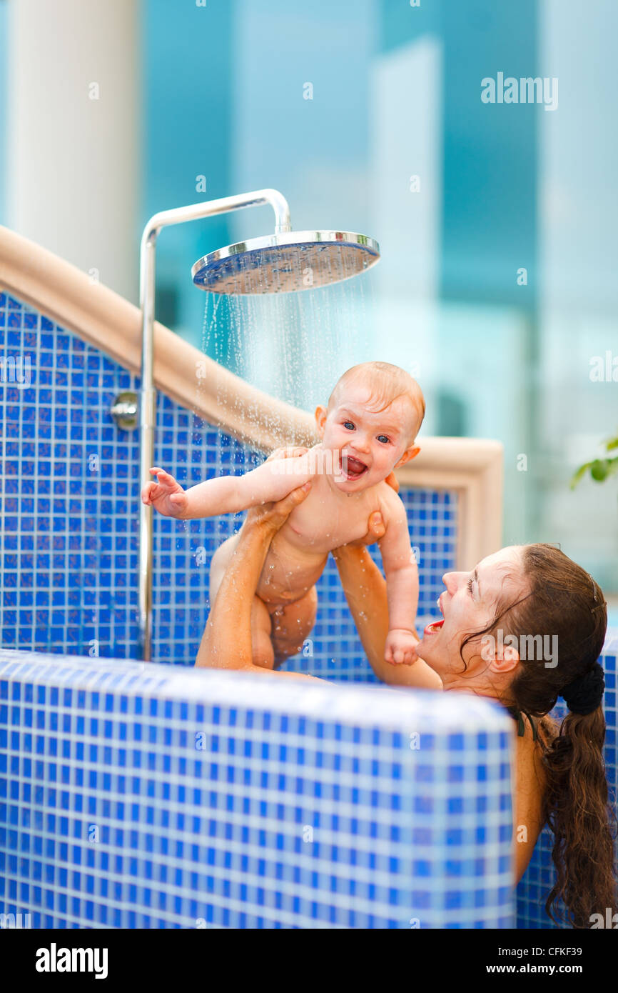 Mamá jugando con el bebé mientras esté tomando ducha Fotografía de stock -  Alamy