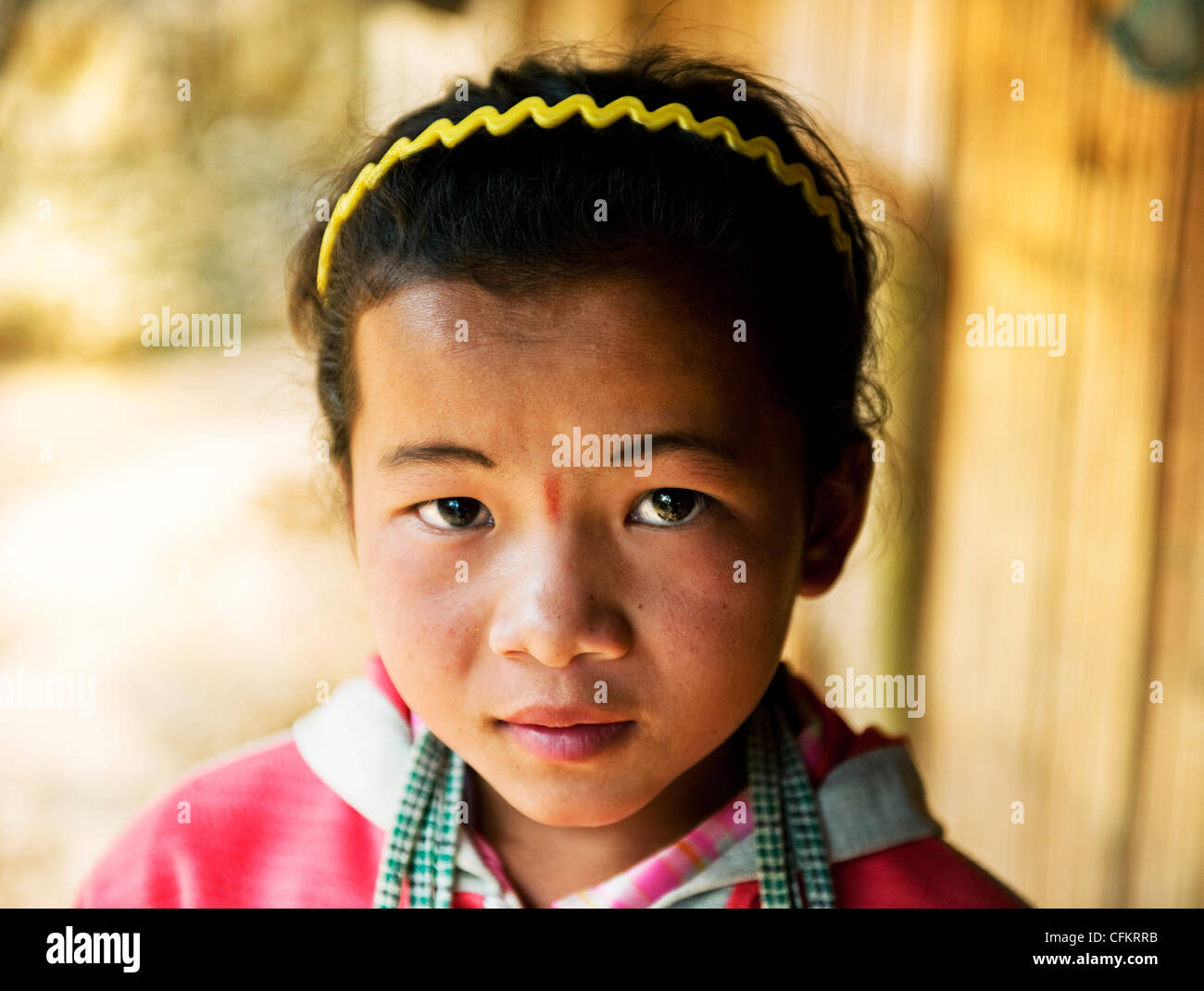 Pueblo Hmong chica joven de un pueblo cercano al río Mekong cerca de Luang Prabang, Laos, Asia Foto de stock