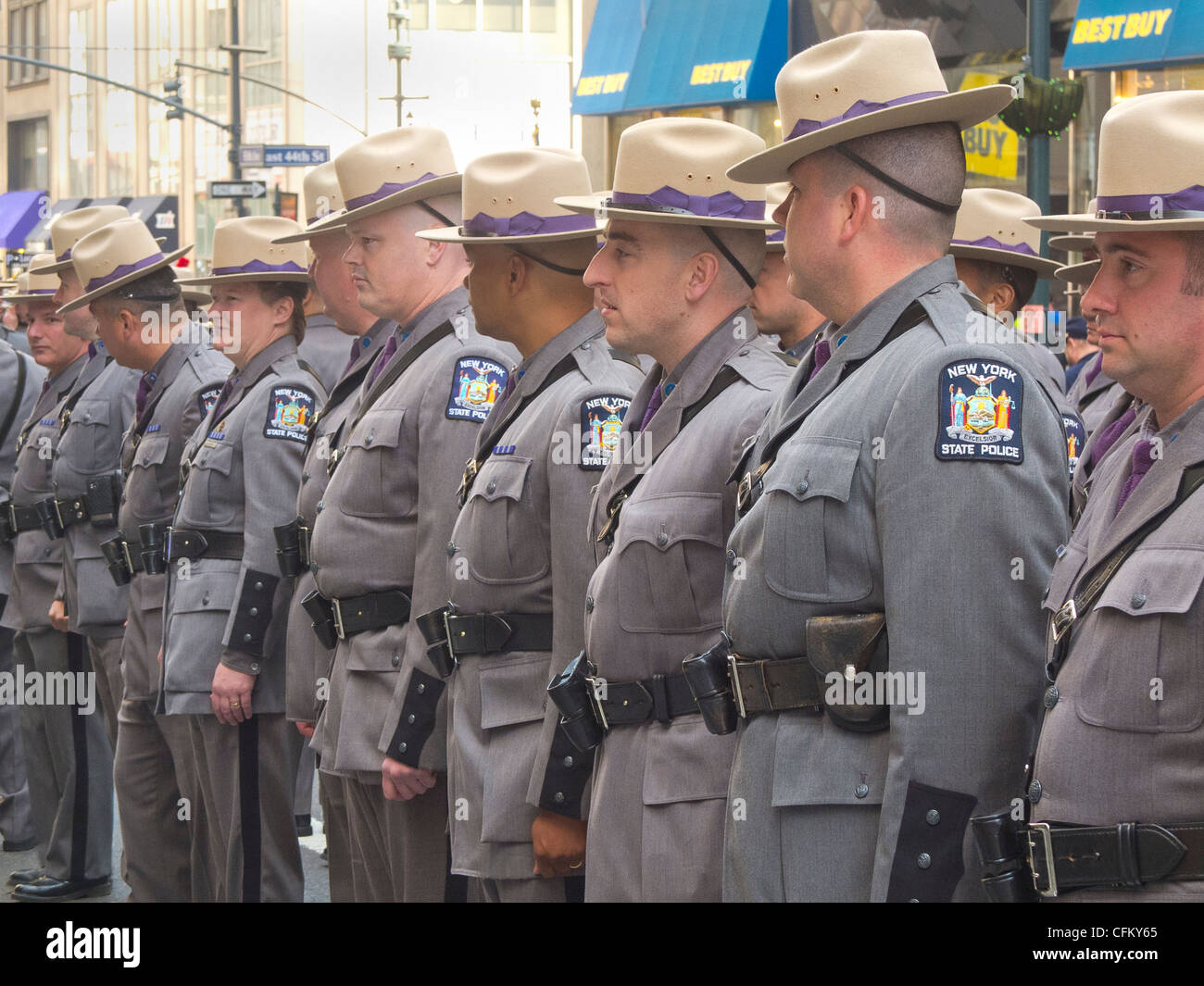 Nueva policía estatal marchando en un desfile Foto de stock