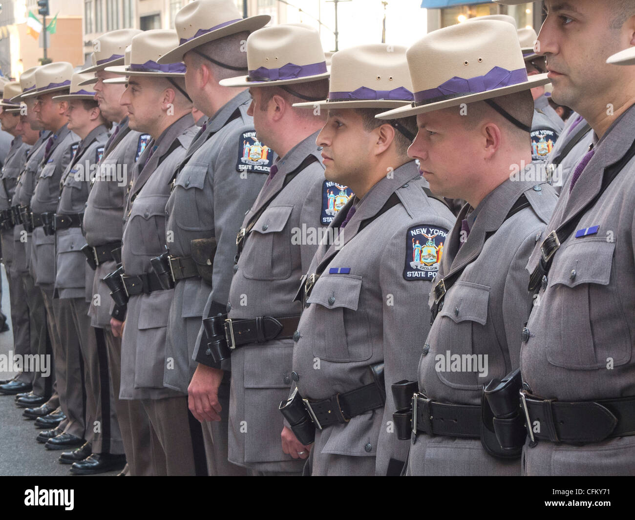 Nueva policía estatal marchando en un desfile Foto de stock