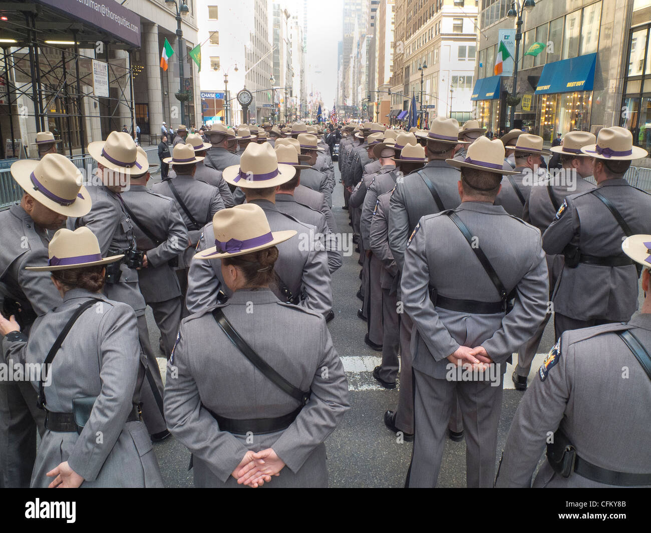 Nueva policía estatal marchando en un desfile Foto de stock