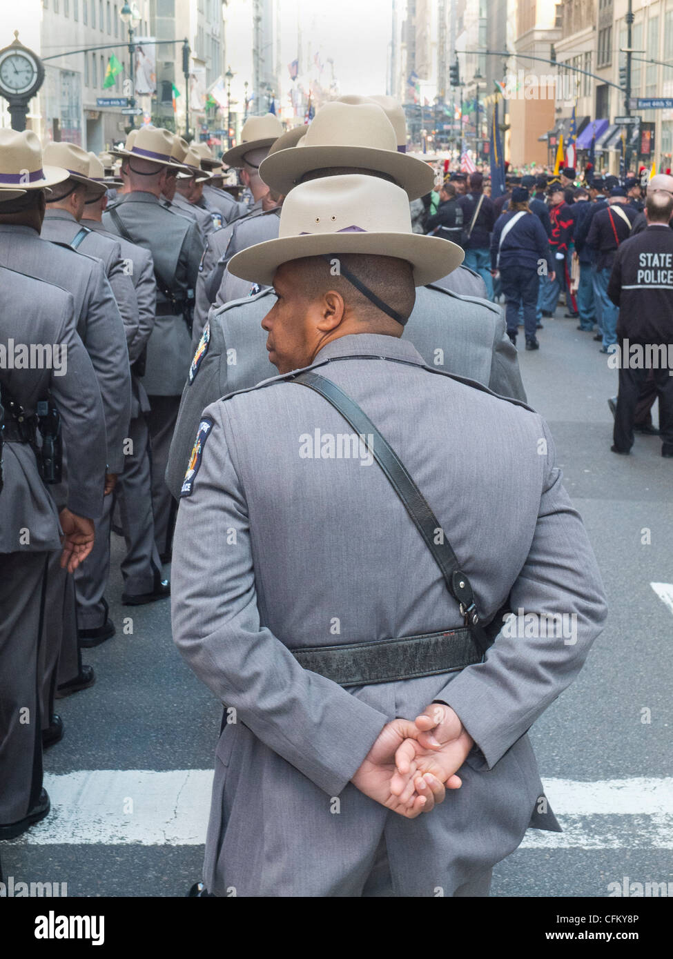 Nueva policía estatal marchando en un desfile Foto de stock