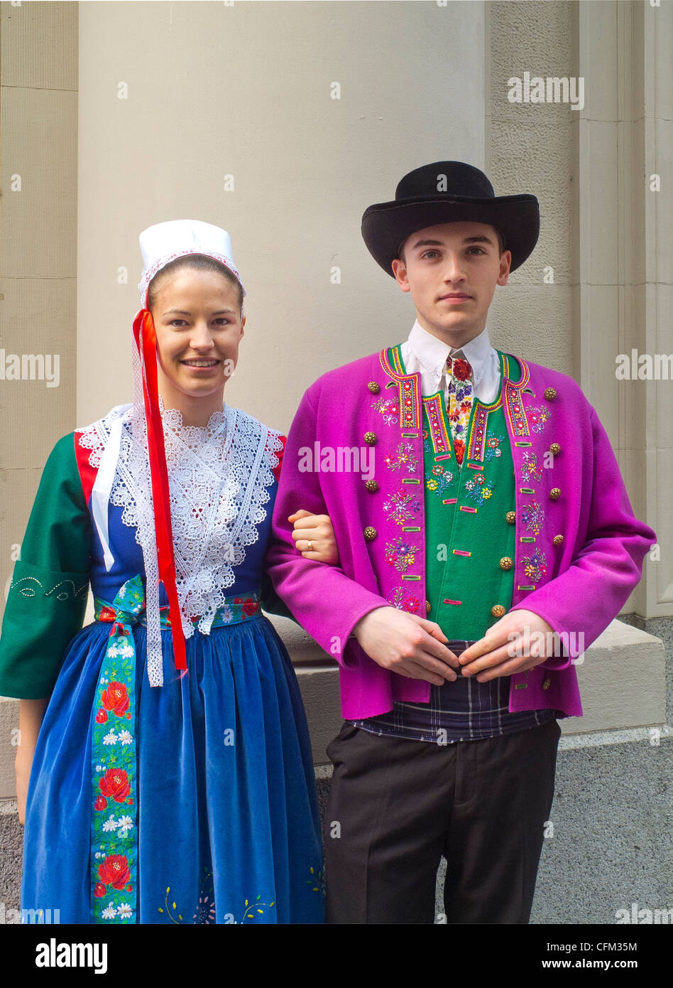 Adultos vestidos con trajes tradicionales franceses en el desfile del Tartan Day en Manhattan, Nueva York Foto de stock