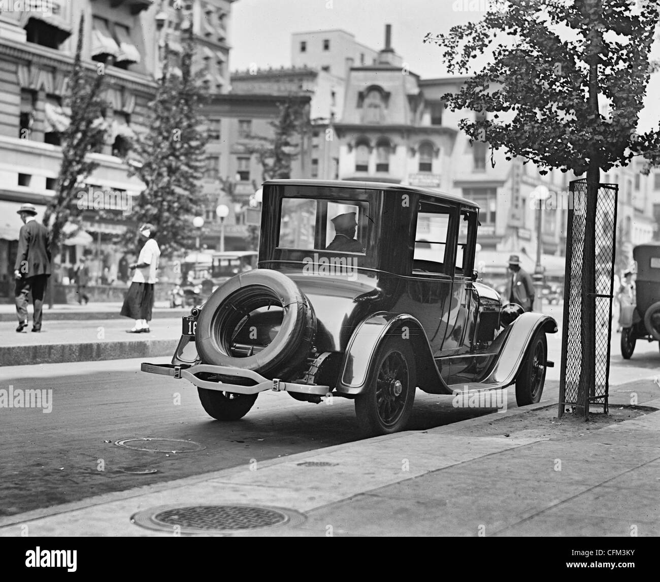 Escena callejera, vista trasera del automóvil, Washington, D.C., circa 1924 Foto de stock