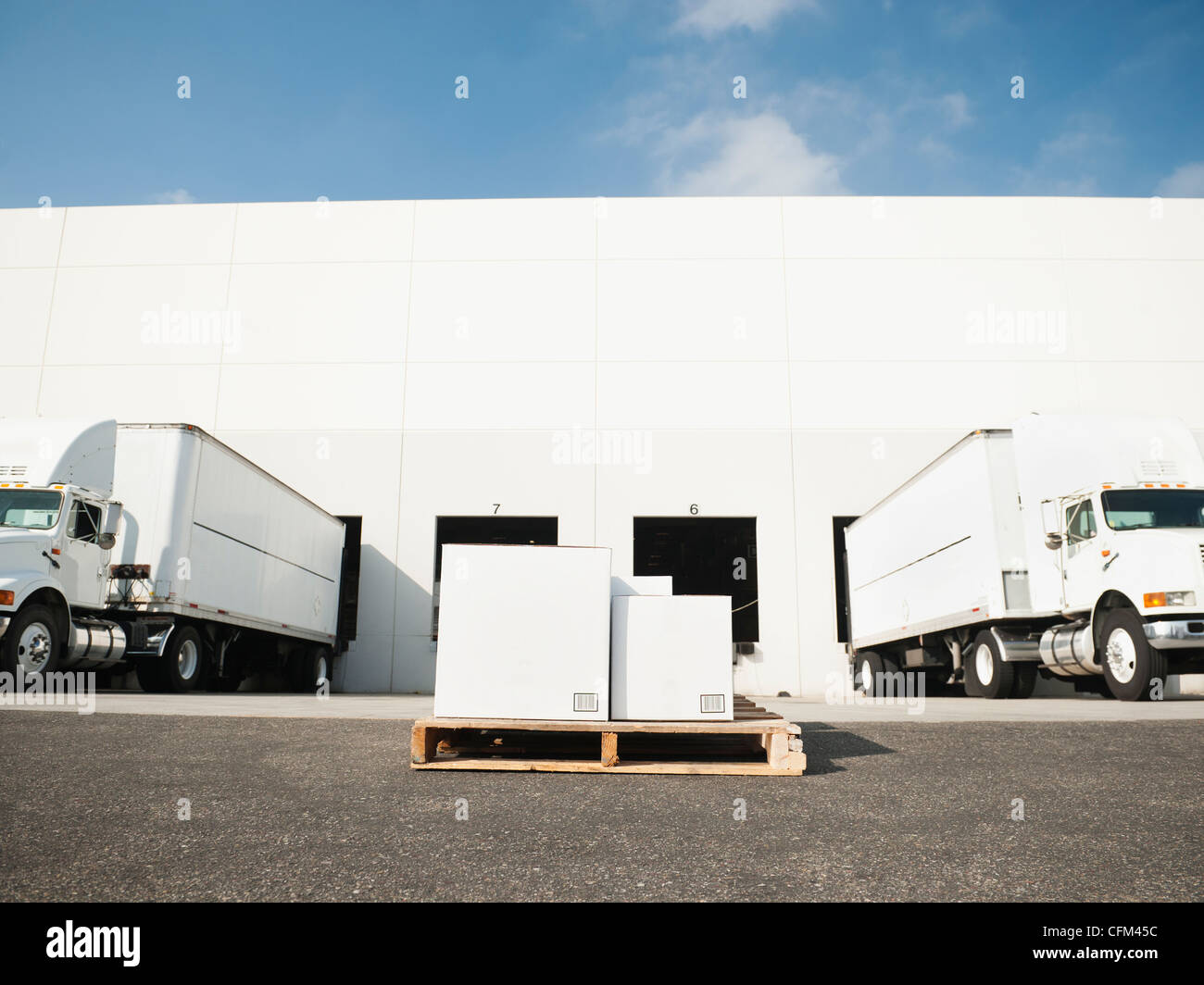 California, Estados Unidos, Santa Ana, Almacén con camiones y carga Foto de stock
