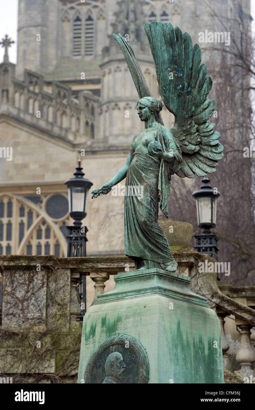 Estatua del ángel de la Paz un monumento a la memoria de Edward (VII) el pacificador, Desfile de jardines Bath UK Foto de stock