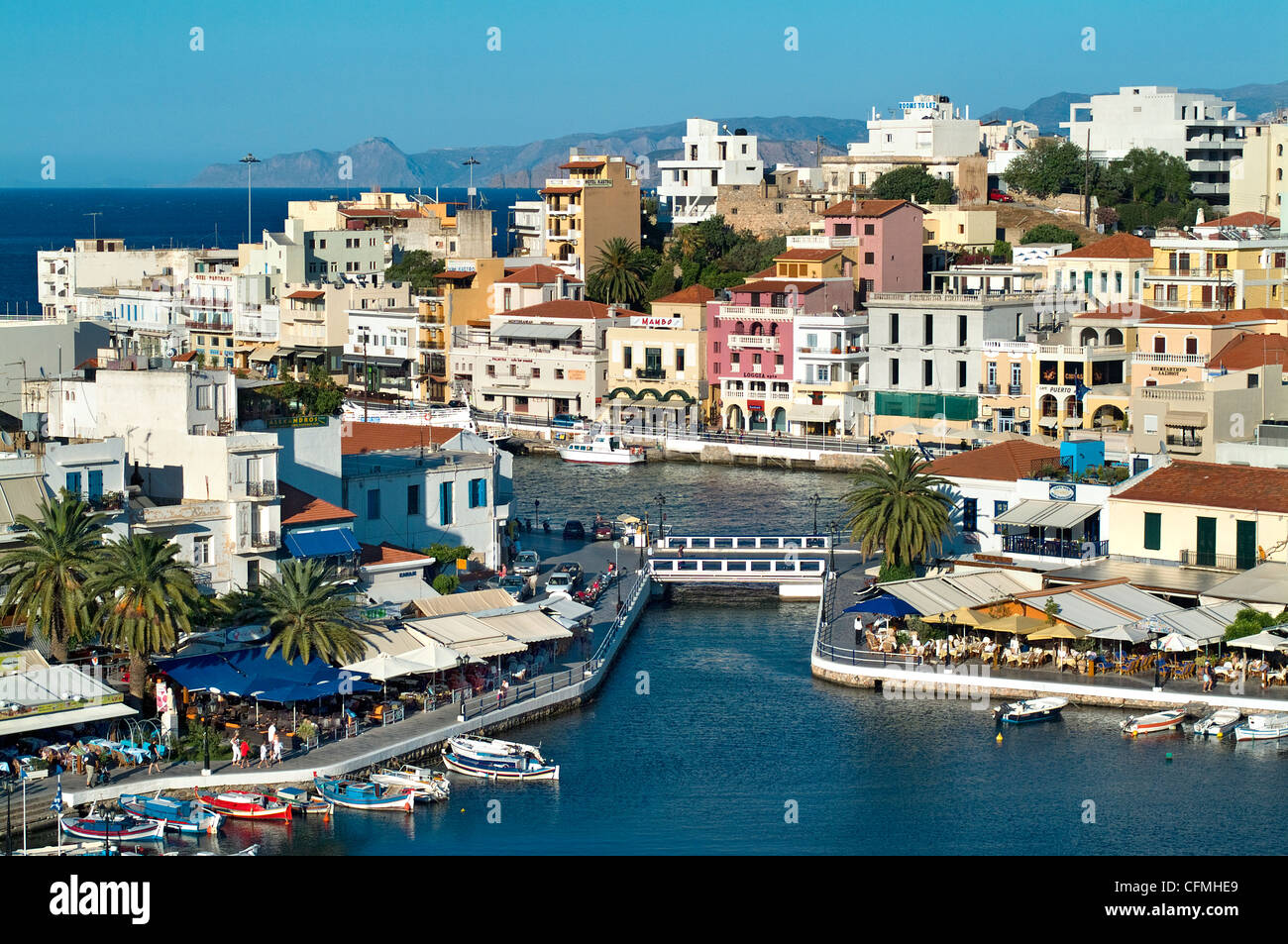 Puerto de Agios Nikolaos Creta Grecia Foto de stock