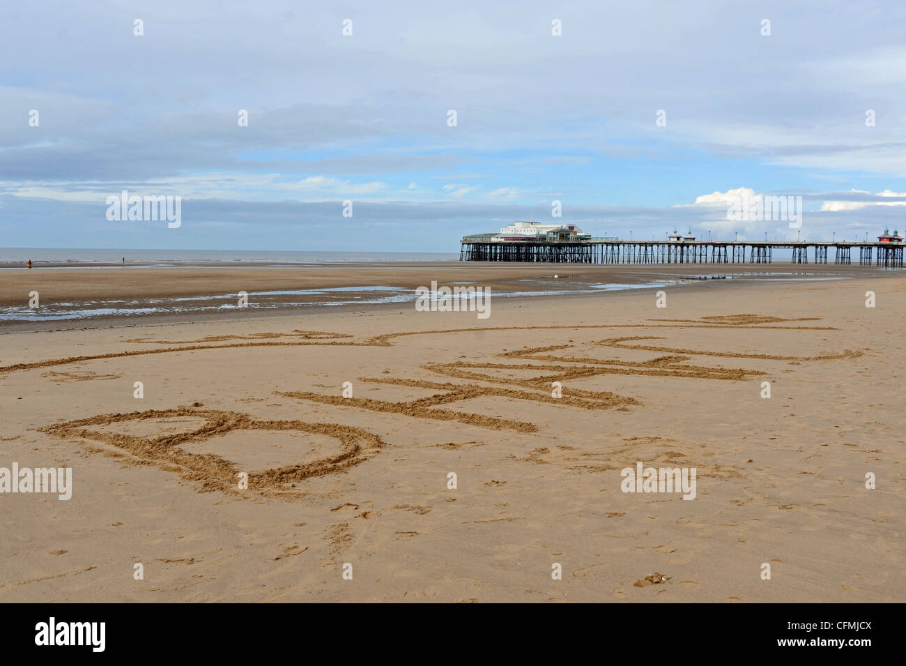 Brighton y Hove Albion football club equipos equipos de dejar su nombre en la arena de la playa de Blackpool, Reino Unido Foto de stock