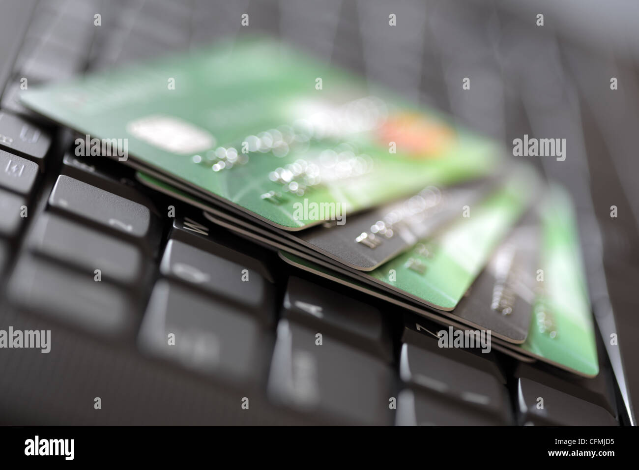 Las tarjetas de crédito en teclado de ordenador Foto de stock