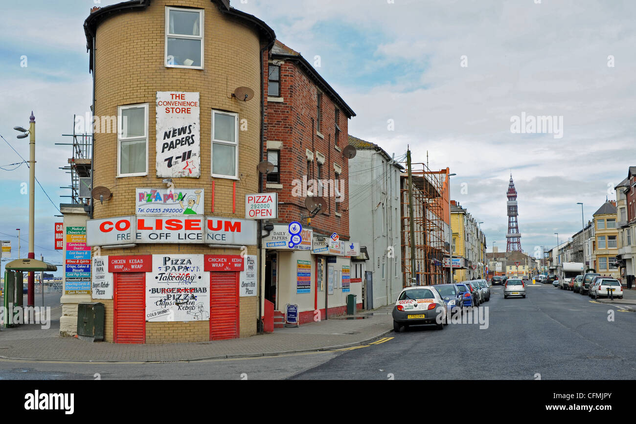 Subieron hasta tiendas cerradas en las calles de Blackpool con la famosa torre de fondo UK Foto de stock