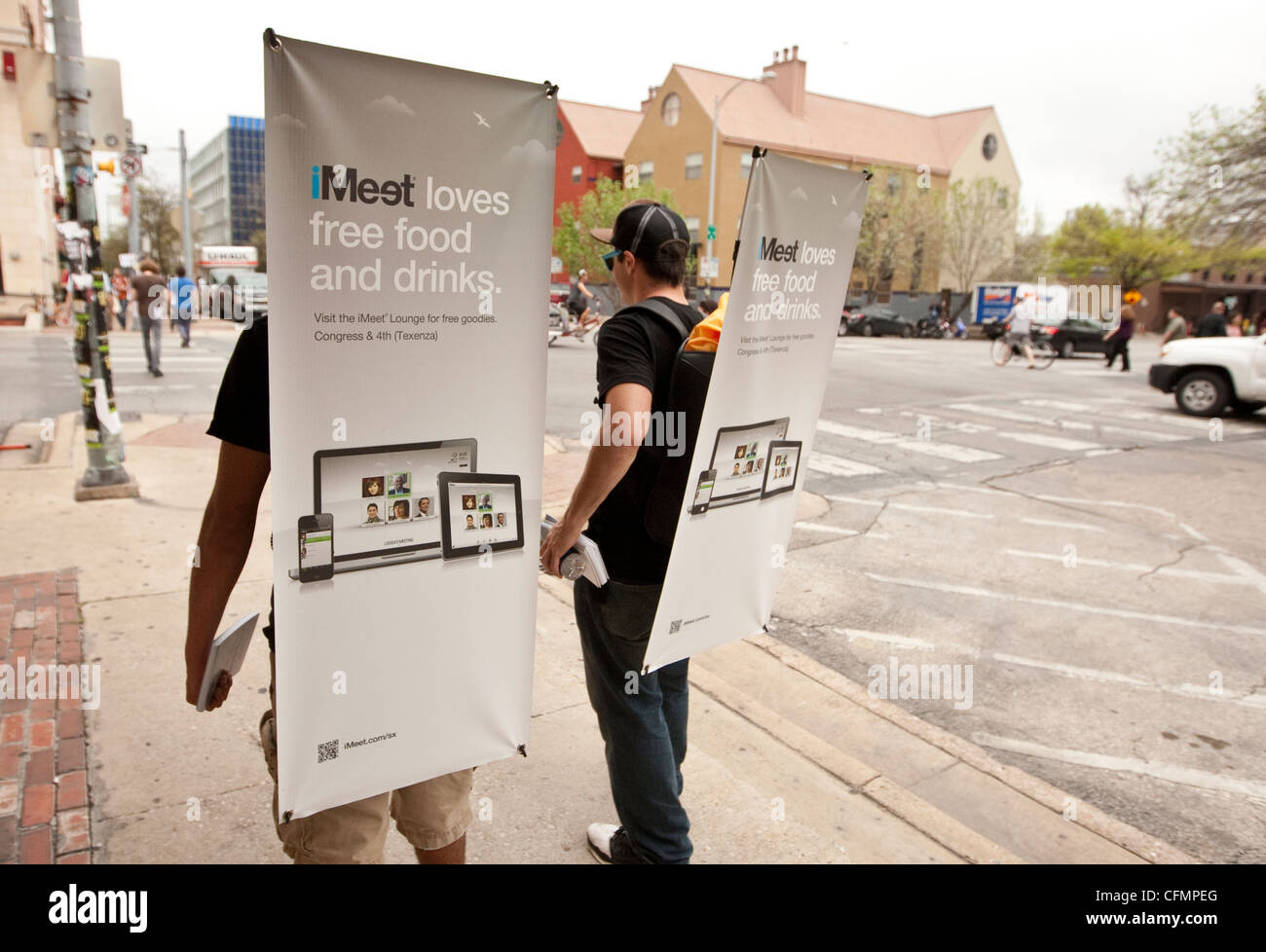 SXSW Interactive convención atrae a miles. Las empresas utilizan diversos métodos de marketing para atraer clientes walking billboard Foto de stock