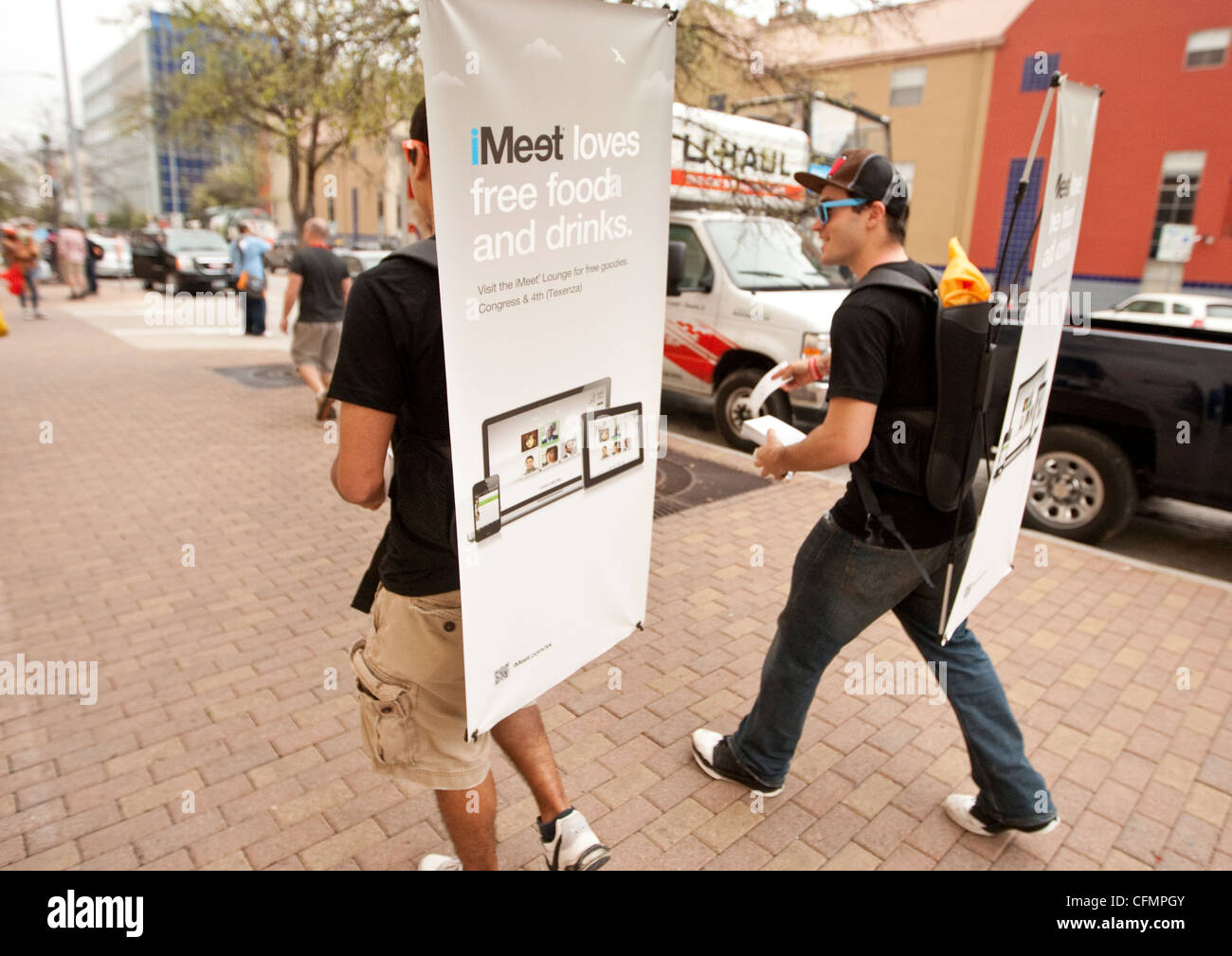 SXSW Interactive convención atrae a miles. Las empresas utilizan diversos métodos de marketing para atraer clientes walking billboard Foto de stock