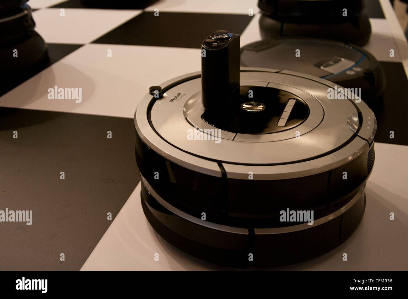 Robot Roomba escoba (y limpia) de la empresa irobot robot. INNOROBO, cumbre  europea e internacional en el campo de la robótica Fotografía de stock -  Alamy