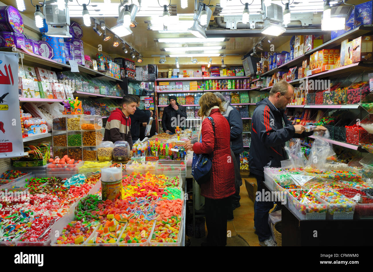 Los turistas comprar en una tienda de caramelos en la ciudad vieja de Jerusalén, Israel. Foto de stock