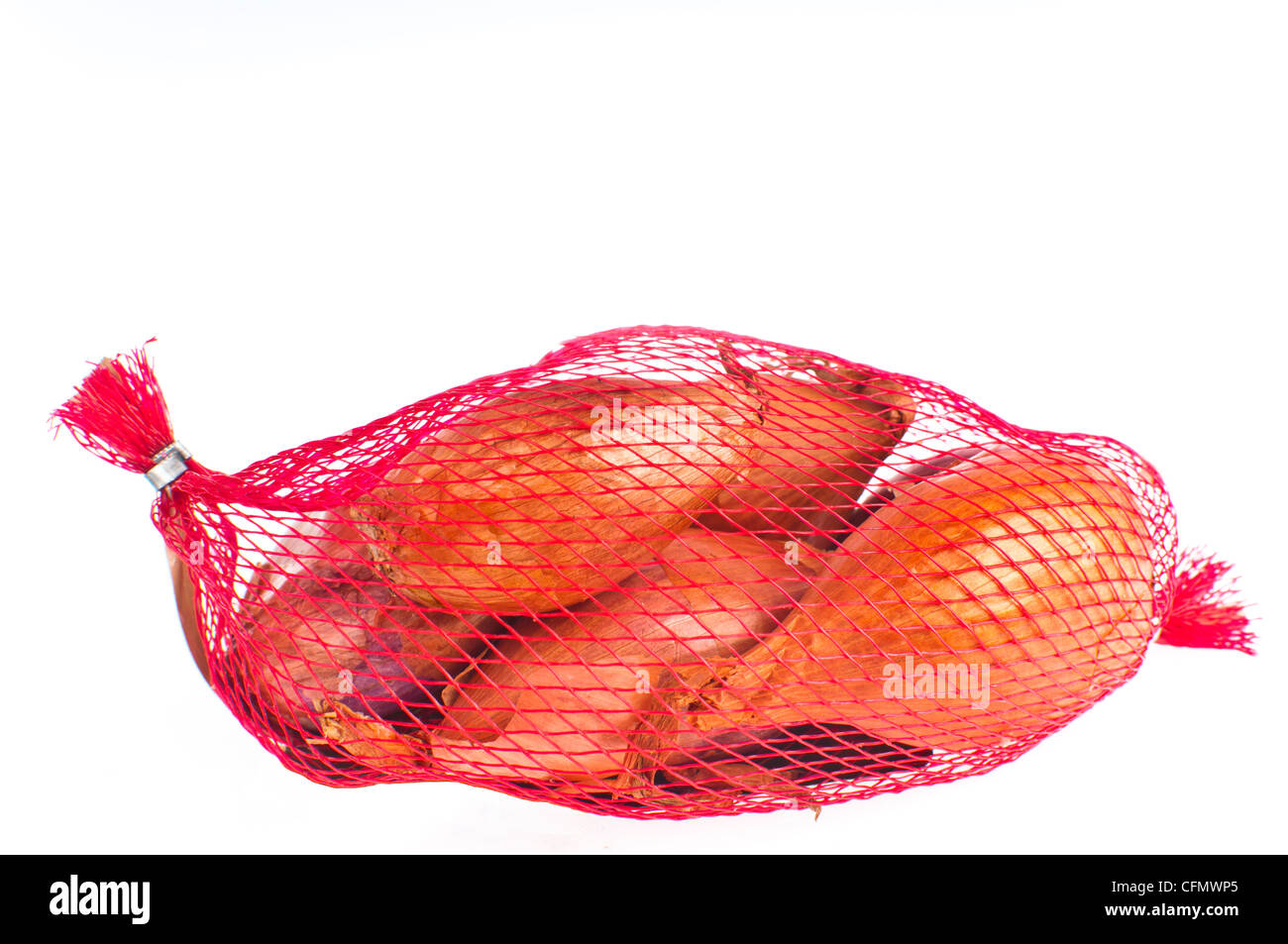 Red net bolsa de francés chalotes, aislado en blanco Foto de stock