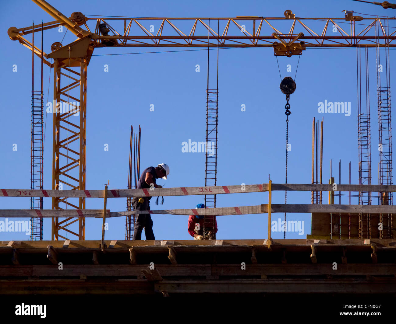 Los trabajadores de la construcción en un sitio de construcción Foto de stock