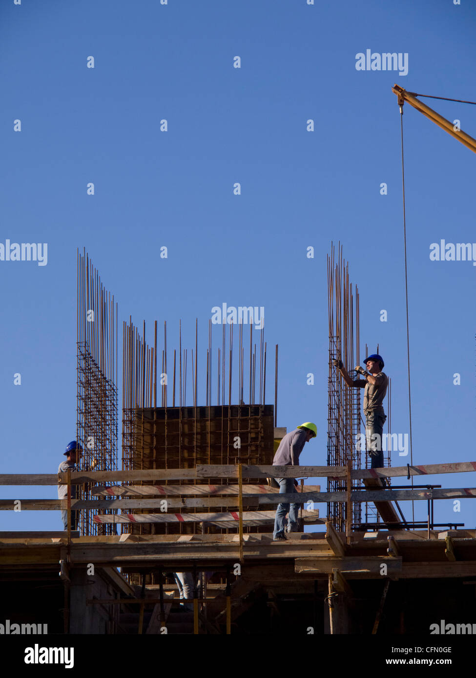 Los trabajadores de la construcción en un sitio de construcción Foto de stock