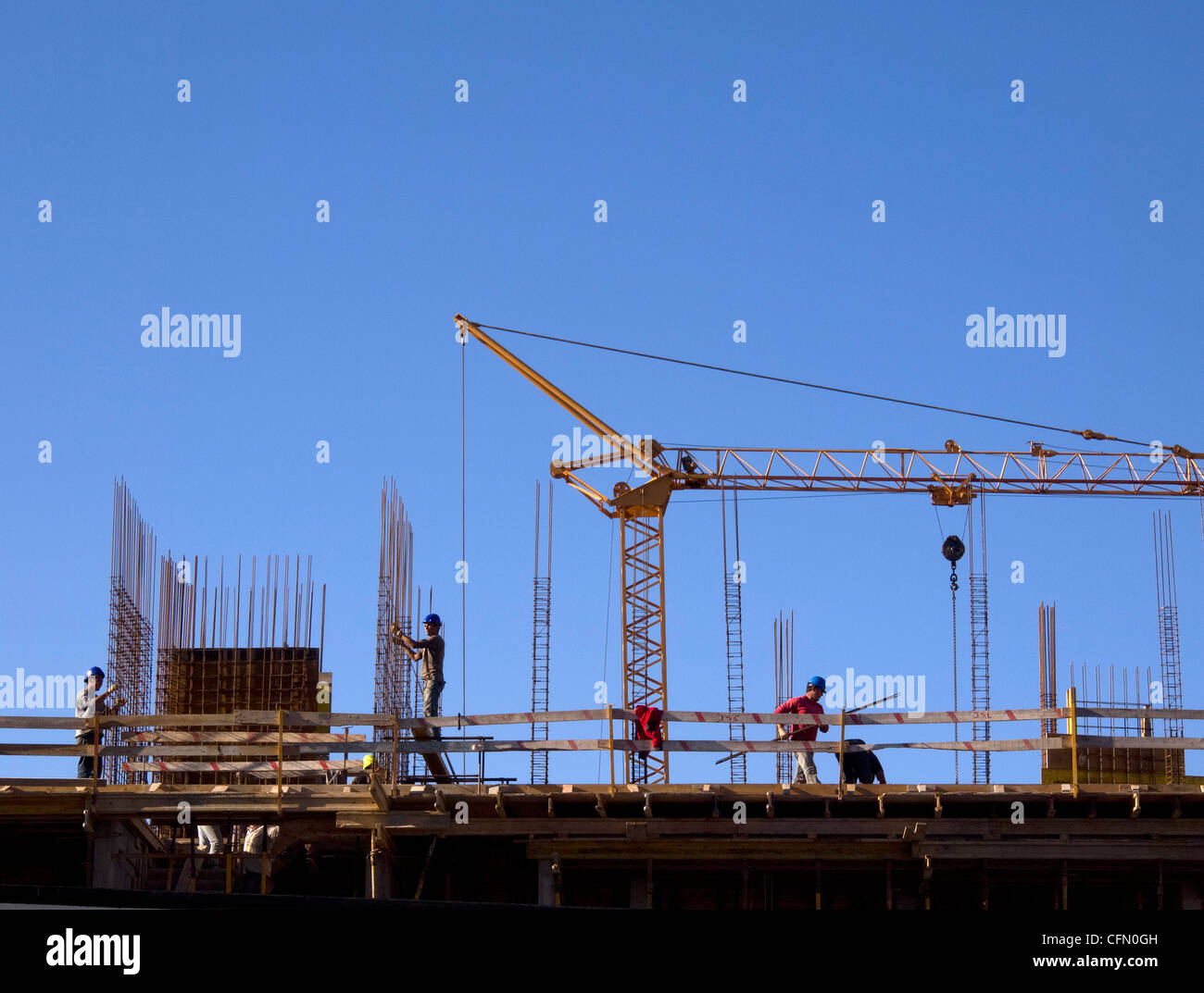 Los trabajadores de la construcción en un sitio de construcción Foto de stock