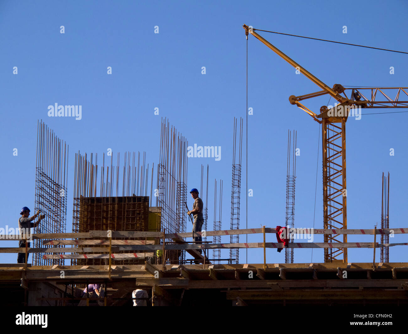 Los trabajadores de la construcción en un sitio de construcción Foto de stock