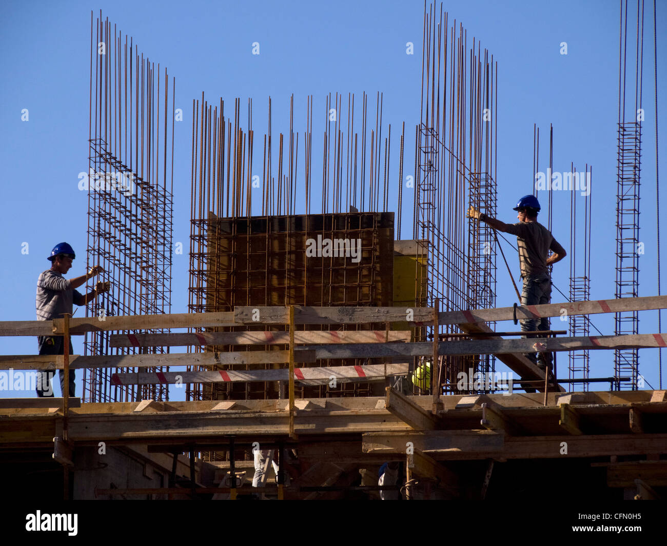 Los trabajadores de la construcción en un sitio de construcción Foto de stock