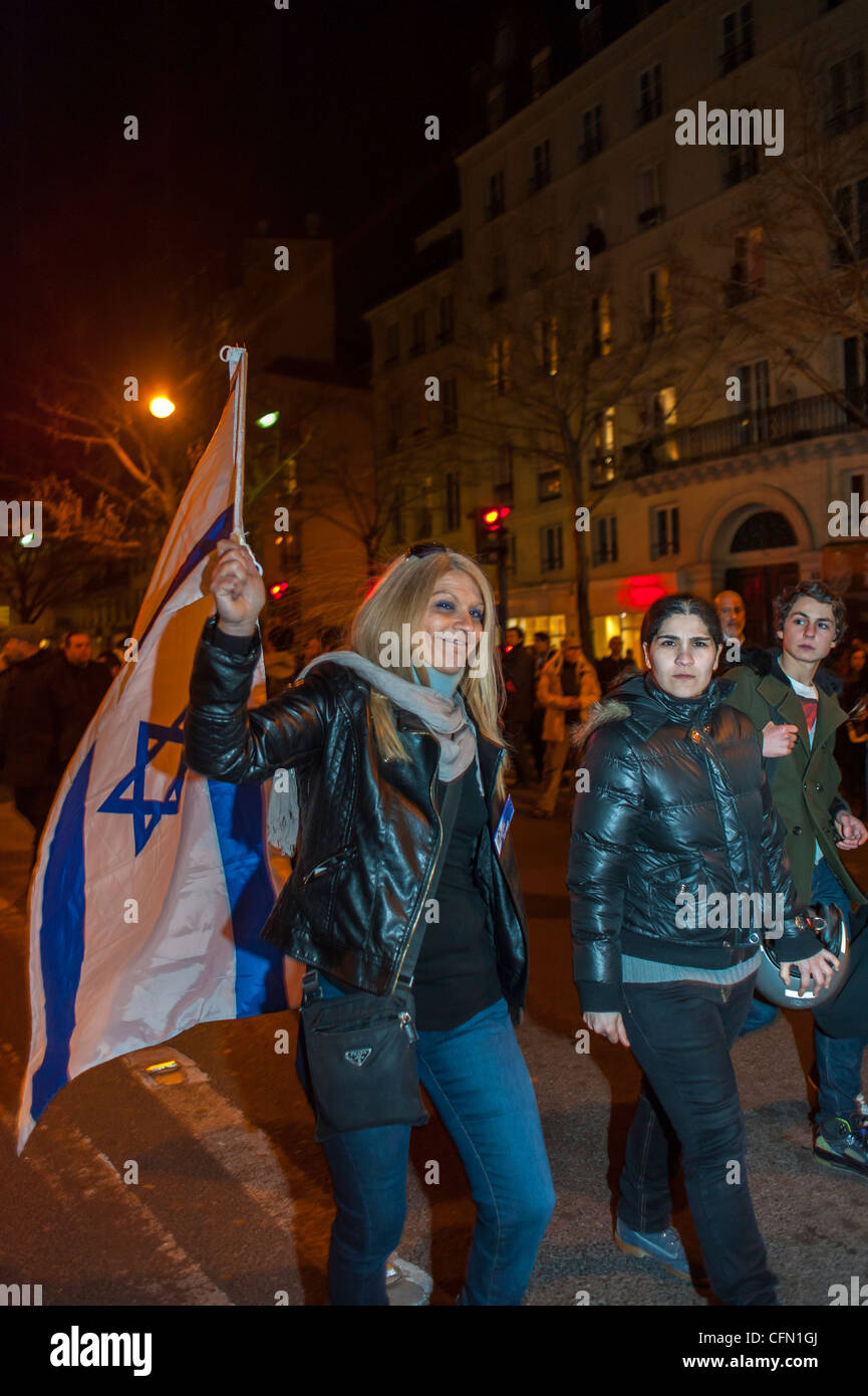 París, Francia, El pueblo judío en marcha silenciosa después de un ataque terrorista contra una Shool judía en Toulouse, antisemitismo, mujer, protesta nocturna de mujeres, religión de diferentes culturas, manifestación judía Foto de stock
