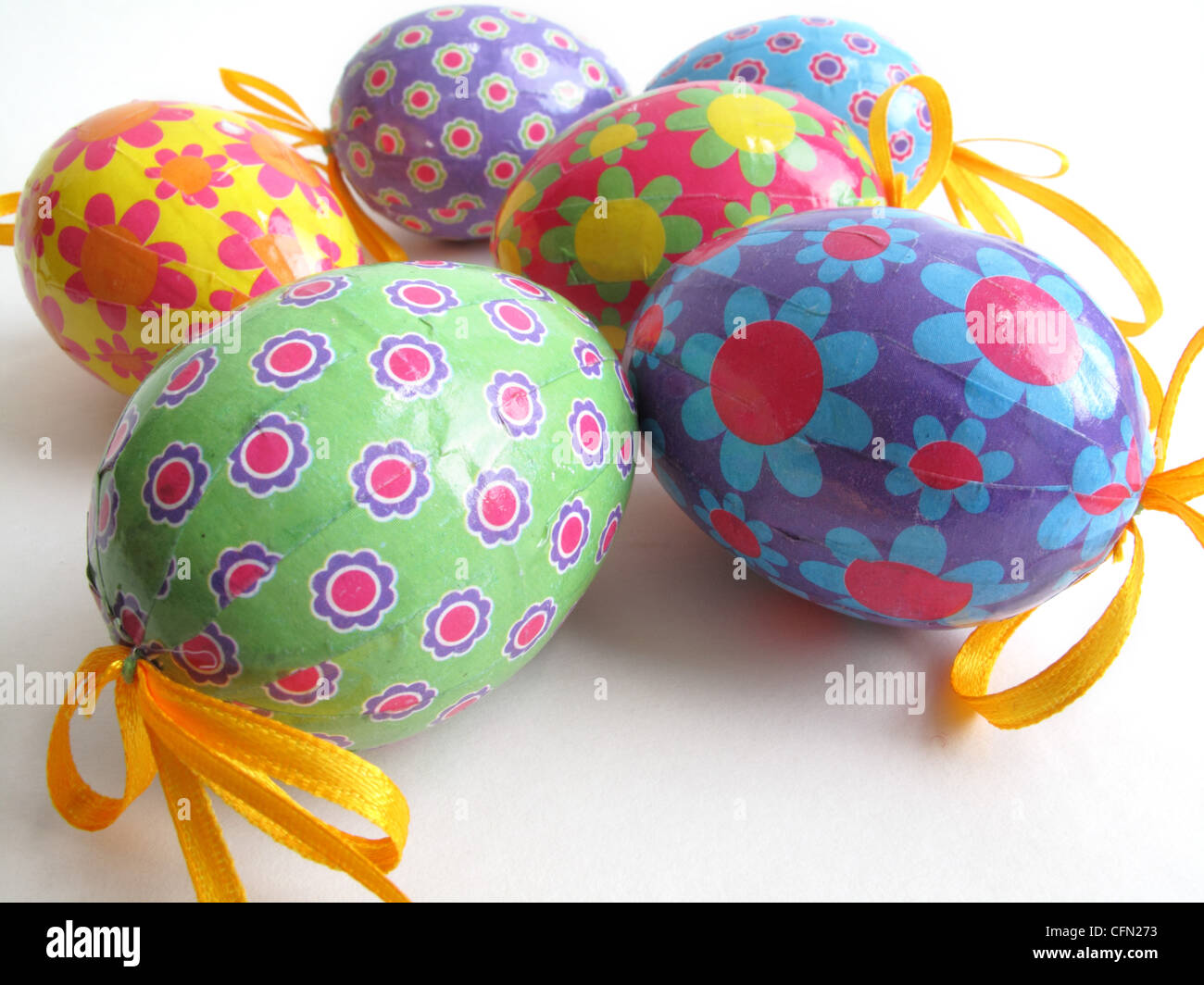 Una colección de coloridos colgantes decorativos los huevos de Pascua. Foto de stock